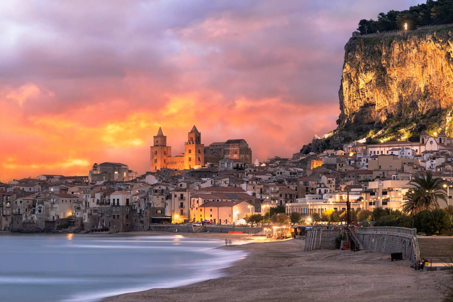 Cefalù al tramonto con la Cattedrale e la Rocca