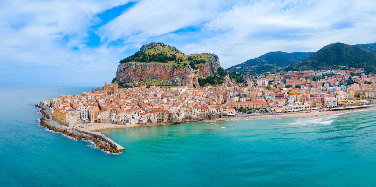 Veduta aerea di Cefalù e della costa